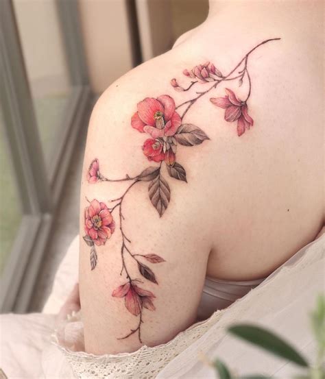 tatuaje de flores en el hombro para mujeres|tatuajes de flores bonitas.